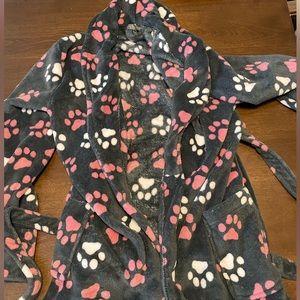 PJ salvage cozy gray robe with pink and white paw prints in size medium